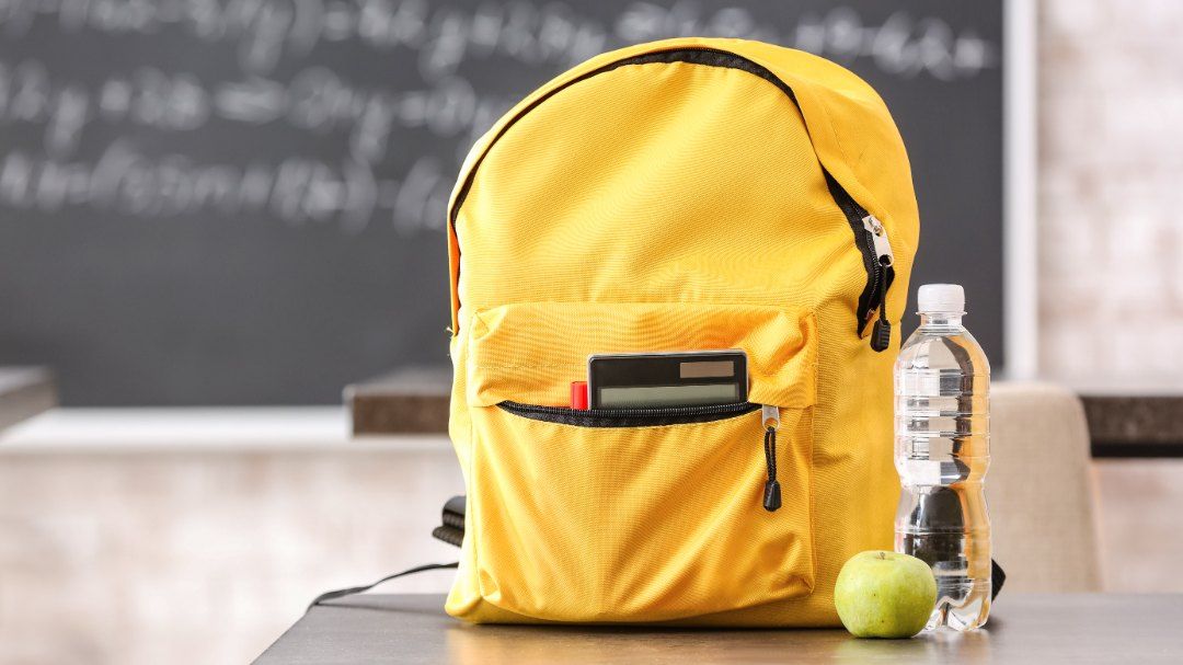 imagen de mochila escolar en clase